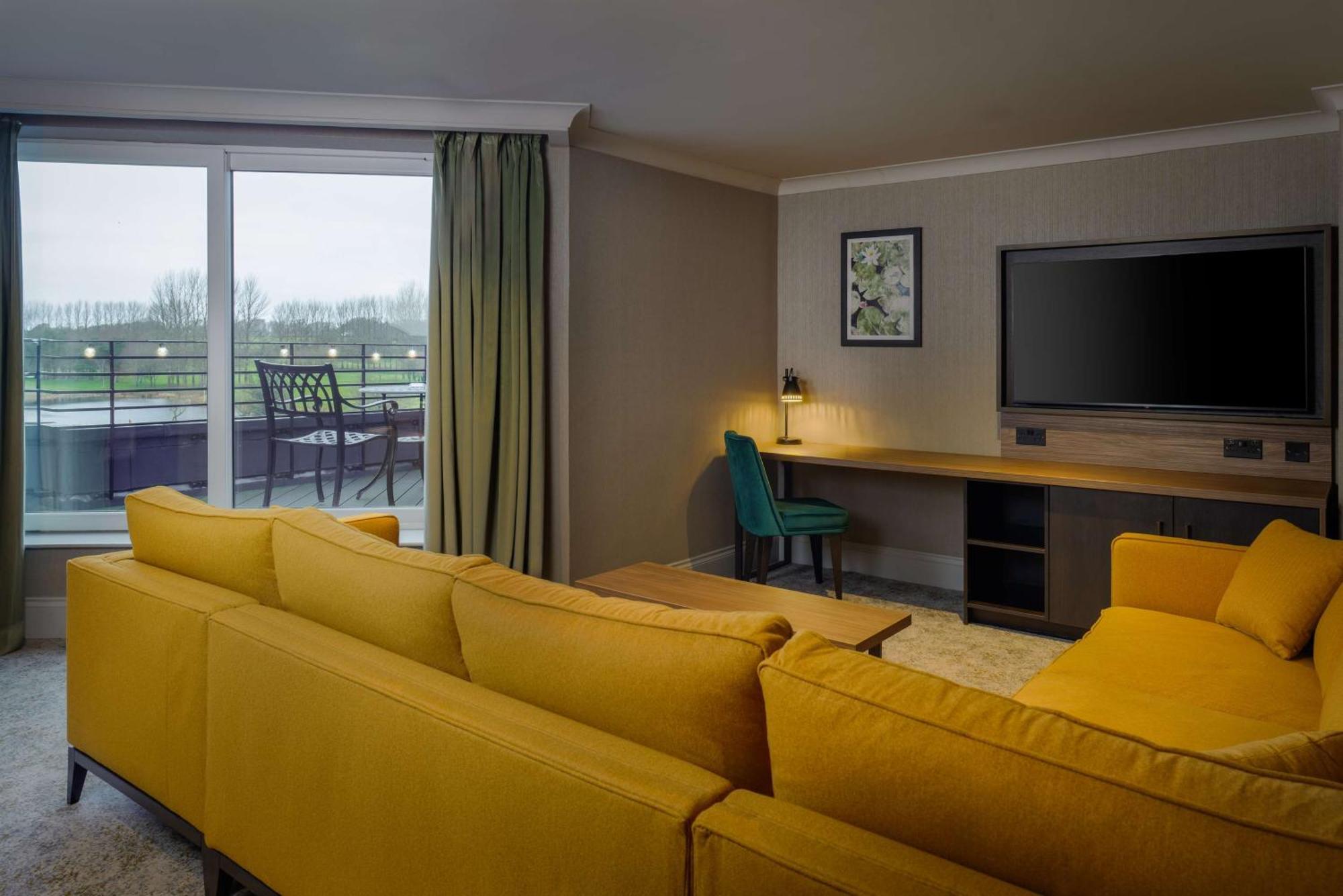 Doubletree By Hilton Belfast Templepatrick Hotel Екстериор снимка