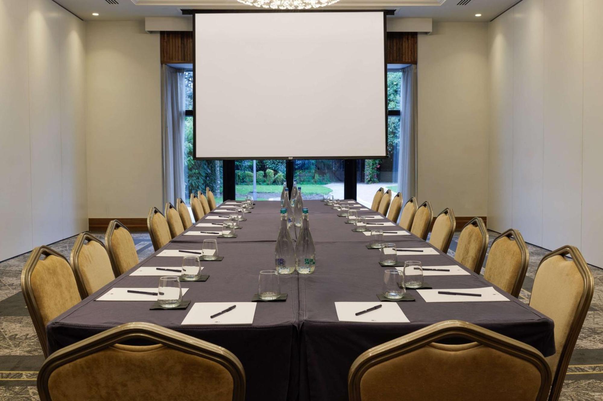 Doubletree By Hilton Belfast Templepatrick Hotel Екстериор снимка